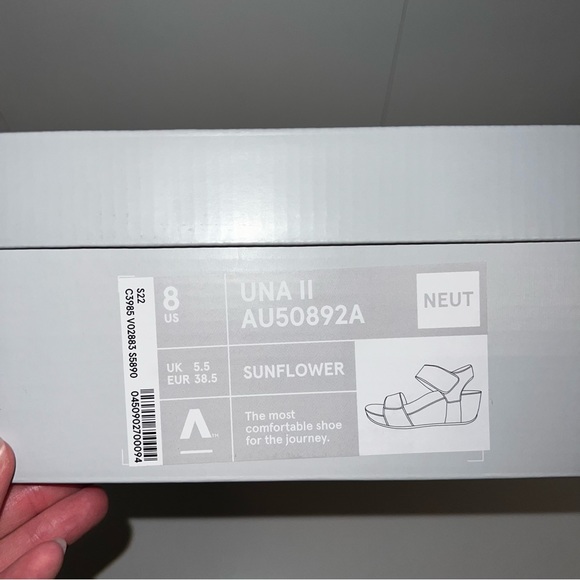 BRAND NEW Abeo sandals - Picture 7 of 8